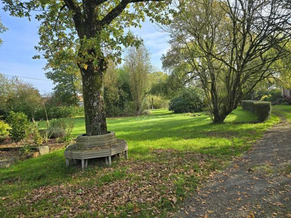 Maison de maître à rénover avec dépendance et vaste terrain dans une commune dynamique.