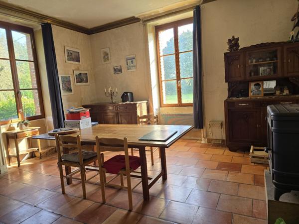 Maison de maître à rénover avec dépendance et vaste terrain dans une commune dynamique.
