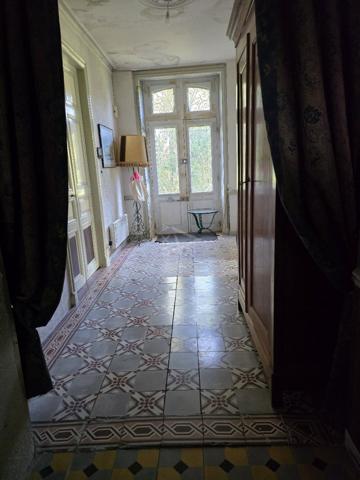 Maison de maître à rénover avec dépendance et vaste terrain dans une commune dynamique.