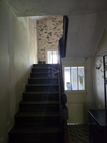 Maison de maître à rénover avec dépendance et vaste terrain dans une commune dynamique.