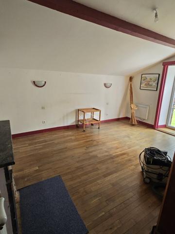 Maison de maître à rénover avec dépendance et vaste terrain dans une commune dynamique.