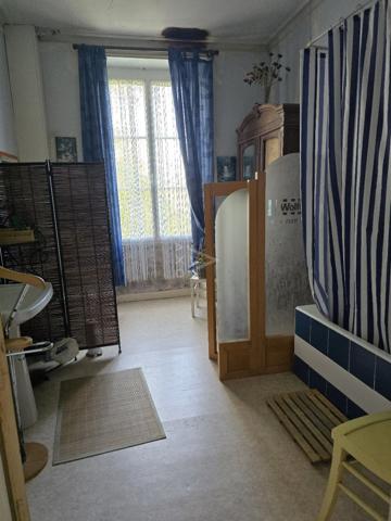 Maison de maître à rénover avec dépendance et vaste terrain dans une commune dynamique.