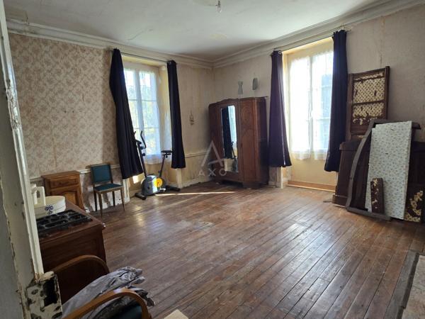 Maison de maître à rénover avec dépendance et vaste terrain dans une commune dynamique.