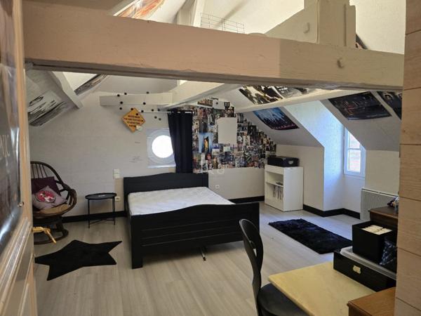 Maison de maître à rénover avec dépendance et vaste terrain dans une commune dynamique.