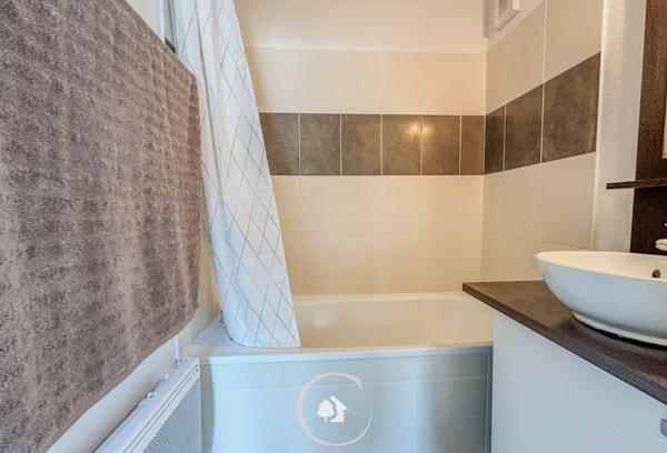 Parempuyre (33290) JOLI APPARTEMENT T2 - BALCON - PARKING - LOC MEUBLE