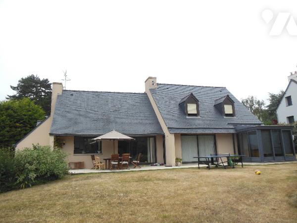 Belle propriété à SAINT-BRIAC de 166 m² sur terrain de 3223 m², 4 ch, 2 sdb, garage, proche commerce