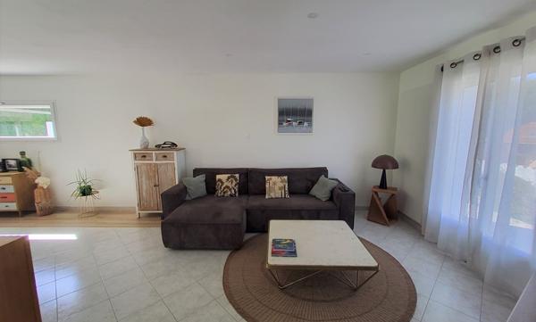 Maison rénovée avec piscine à Saint-Georges-des-Gardes