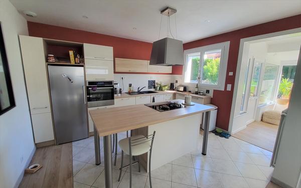 Maison rénovée avec piscine à Saint-Georges-des-Gardes