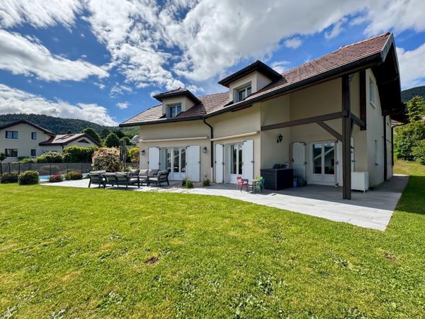 Maison contemporaine d’exception de 180m2 avec 5 chambres et vues sur le Mont Blanc et Jura