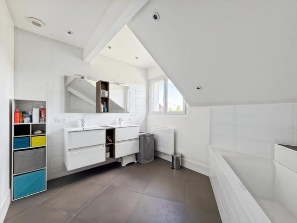 Maison contemporaine d’exception de 180m2 avec 5 chambres et vues sur le Mont Blanc et Jura