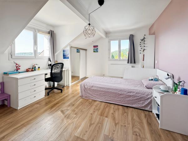 Maison contemporaine d’exception de 180m2 avec 5 chambres et vues sur le Mont Blanc et Jura