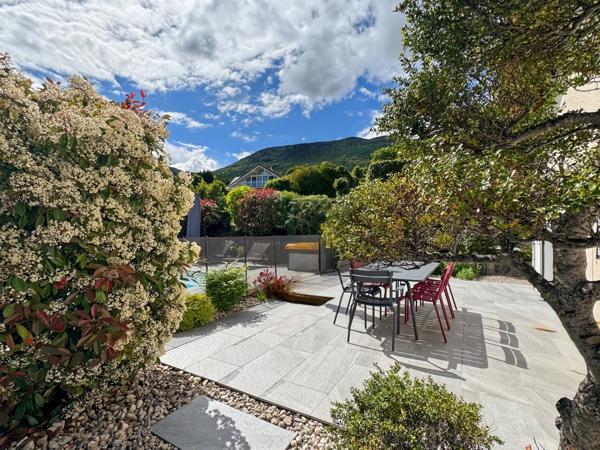 Maison contemporaine d’exception de 180m2 avec 5 chambres et vues sur le Mont Blanc et Jura