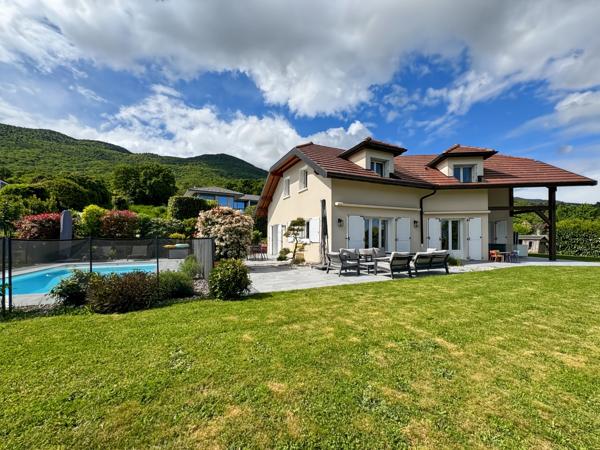 Maison contemporaine d’exception de 180m2 avec 5 chambres et vues sur le Mont Blanc et Jura