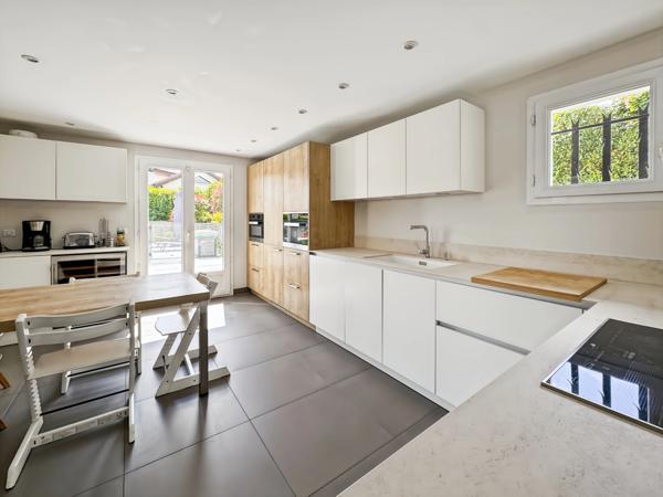 Maison contemporaine d’exception de 180m2 avec 5 chambres et vues sur le Mont Blanc et Jura