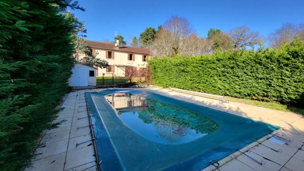 Proche de Saint Germain du Salembre maison de 169 m² de 6 pièces piscine grange sur 1835 m²