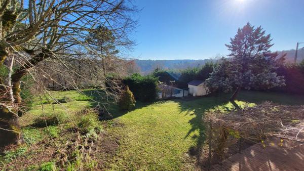 Proche de Saint Germain du Salembre maison de 169 m² de 6 pièces piscine grange sur 1835 m²