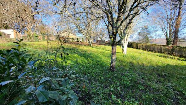 Proche de Saint Germain du Salembre maison de 169 m² de 6 pièces piscine grange sur 1835 m²