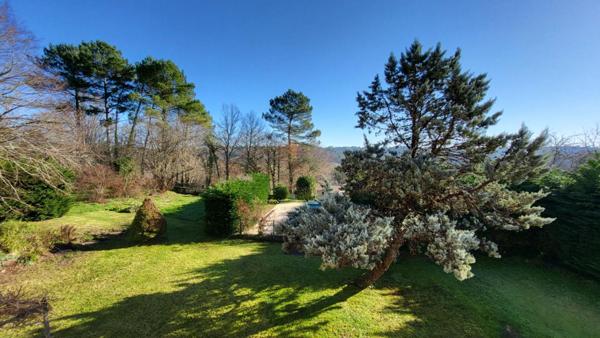 Proche de Saint Germain du Salembre maison de 169 m² de 6 pièces piscine grange sur 1835 m²