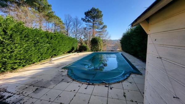 Proche de Saint Germain du Salembre maison de 169 m² de 6 pièces piscine grange sur 1835 m²