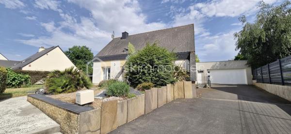Située dans un cadre résidentiel paisible sur la commune de SAINT-DIDIER , cette maison construite dans les années 90 offre une superficie habitable généreuse de 178,55 m². Édifiée sur une parcelle de 1 030 m² sans vis-à-vis, elle se distingue par ses volumes confortables et ses 7 pièces, idéale pour une famille ou ceux en quête de confort. L'intérieur vous accueille avec un agencement réfléchi conçu pour offrir à la fois praticité et confort au quotidien. L'espace de vie comprend un séjour chaleureux doté d'un poêle et un coin détente intimiste, ainsi qu'une cuisine équipée avec un coin repas bar, ouverte sur les espaces de vie et prolongée par une terrasse avec un accès direct.   Côté nuit vous profiterez de trois belles chambres et d'une salle d'eau moderne, complétées par une lingerie/buanderie fonctionnelle et un WC séparé. À l'étage, l'espace se compose d'une très belle mezzanine lumineuse (idéale pour un second salon ou une salle de jeux), d'un salon mansardé cosy et lumineux, d'une quatrième chambre ainsi que d'un bureau.   Les matériaux utilisés offrent une bonne isolation, garantissant une efficacité énergétique optimale. Aucune rénovation n'est à prévoir : vous pouvez emménager et poser vos valises sereinement !   Pour compléter ce bien : un double garage de plain-pied de 49 m² avec porte motorisée (idéal pour deux véhicules et du rangement), ainsi qu'un sous-sol offrant une capacité de stockage ou de multiples possibilités d'aménagement (atelier, salle de sport, cave).Une maison ultra-complète, lumineuse et idéalement située à proximité des principales commodités (commerces, écoles et transports), sans nuisance sonore. Un choix avisé pour concilier vie de famille et déplacements professionnels vers Rennes ou Paris.
Contactez dès maintenant Anaïs LION pour planifier votre visite et ne pas passer à côté de cette opportunité unique !