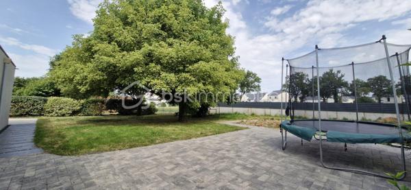 Située dans un cadre résidentiel paisible sur la commune de SAINT-DIDIER , cette maison construite dans les années 90 offre une superficie habitable généreuse de 178,55 m². Édifiée sur une parcelle de 1 030 m² sans vis-à-vis, elle se distingue par ses volumes confortables et ses 7 pièces, idéale pour une famille ou ceux en quête de confort. L'intérieur vous accueille avec un agencement réfléchi conçu pour offrir à la fois praticité et confort au quotidien. L'espace de vie comprend un séjour chaleureux doté d'un poêle et un coin détente intimiste, ainsi qu'une cuisine équipée avec un coin repas bar, ouverte sur les espaces de vie et prolongée par une terrasse avec un accès direct.   Côté nuit vous profiterez de trois belles chambres et d'une salle d'eau moderne, complétées par une lingerie/buanderie fonctionnelle et un WC séparé. À l'étage, l'espace se compose d'une très belle mezzanine lumineuse (idéale pour un second salon ou une salle de jeux), d'un salon mansardé cosy et lumineux, d'une quatrième chambre ainsi que d'un bureau.   Les matériaux utilisés offrent une bonne isolation, garantissant une efficacité énergétique optimale. Aucune rénovation n'est à prévoir : vous pouvez emménager et poser vos valises sereinement !   Pour compléter ce bien : un double garage de plain-pied de 49 m² avec porte motorisée (idéal pour deux véhicules et du rangement), ainsi qu'un sous-sol offrant une capacité de stockage ou de multiples possibilités d'aménagement (atelier, salle de sport, cave).Une maison ultra-complète, lumineuse et idéalement située à proximité des principales commodités (commerces, écoles et transports), sans nuisance sonore. Un choix avisé pour concilier vie de famille et déplacements professionnels vers Rennes ou Paris.
Contactez dès maintenant Anaïs LION pour planifier votre visite et ne pas passer à côté de cette opportunité unique !