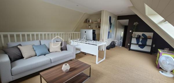 Située dans un cadre résidentiel paisible sur la commune de SAINT-DIDIER , cette maison construite dans les années 90 offre une superficie habitable généreuse de 178,55 m². Édifiée sur une parcelle de 1 030 m² sans vis-à-vis, elle se distingue par ses volumes confortables et ses 7 pièces, idéale pour une famille ou ceux en quête de confort. L'intérieur vous accueille avec un agencement réfléchi conçu pour offrir à la fois praticité et confort au quotidien. L'espace de vie comprend un séjour chaleureux doté d'un poêle et un coin détente intimiste, ainsi qu'une cuisine équipée avec un coin repas bar, ouverte sur les espaces de vie et prolongée par une terrasse avec un accès direct.   Côté nuit vous profiterez de trois belles chambres et d'une salle d'eau moderne, complétées par une lingerie/buanderie fonctionnelle et un WC séparé. À l'étage, l'espace se compose d'une très belle mezzanine lumineuse (idéale pour un second salon ou une salle de jeux), d'un salon mansardé cosy et lumineux, d'une quatrième chambre ainsi que d'un bureau.   Les matériaux utilisés offrent une bonne isolation, garantissant une efficacité énergétique optimale. Aucune rénovation n'est à prévoir : vous pouvez emménager et poser vos valises sereinement !   Pour compléter ce bien : un double garage de plain-pied de 49 m² avec porte motorisée (idéal pour deux véhicules et du rangement), ainsi qu'un sous-sol offrant une capacité de stockage ou de multiples possibilités d'aménagement (atelier, salle de sport, cave).Une maison ultra-complète, lumineuse et idéalement située à proximité des principales commodités (commerces, écoles et transports), sans nuisance sonore. Un choix avisé pour concilier vie de famille et déplacements professionnels vers Rennes ou Paris.
Contactez dès maintenant Anaïs LION pour planifier votre visite et ne pas passer à côté de cette opportunité unique !