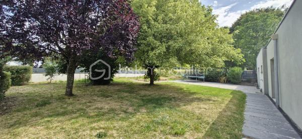 Située dans un cadre résidentiel paisible sur la commune de SAINT-DIDIER , cette maison construite dans les années 90 offre une superficie habitable généreuse de 178,55 m². Édifiée sur une parcelle de 1 030 m² sans vis-à-vis, elle se distingue par ses volumes confortables et ses 7 pièces, idéale pour une famille ou ceux en quête de confort. L'intérieur vous accueille avec un agencement réfléchi conçu pour offrir à la fois praticité et confort au quotidien. L'espace de vie comprend un séjour chaleureux doté d'un poêle et un coin détente intimiste, ainsi qu'une cuisine équipée avec un coin repas bar, ouverte sur les espaces de vie et prolongée par une terrasse avec un accès direct.   Côté nuit vous profiterez de trois belles chambres et d'une salle d'eau moderne, complétées par une lingerie/buanderie fonctionnelle et un WC séparé. À l'étage, l'espace se compose d'une très belle mezzanine lumineuse (idéale pour un second salon ou une salle de jeux), d'un salon mansardé cosy et lumineux, d'une quatrième chambre ainsi que d'un bureau.   Les matériaux utilisés offrent une bonne isolation, garantissant une efficacité énergétique optimale. Aucune rénovation n'est à prévoir : vous pouvez emménager et poser vos valises sereinement !   Pour compléter ce bien : un double garage de plain-pied de 49 m² avec porte motorisée (idéal pour deux véhicules et du rangement), ainsi qu'un sous-sol offrant une capacité de stockage ou de multiples possibilités d'aménagement (atelier, salle de sport, cave).Une maison ultra-complète, lumineuse et idéalement située à proximité des principales commodités (commerces, écoles et transports), sans nuisance sonore. Un choix avisé pour concilier vie de famille et déplacements professionnels vers Rennes ou Paris.
Contactez dès maintenant Anaïs LION pour planifier votre visite et ne pas passer à côté de cette opportunité unique !
