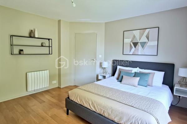 Située dans un cadre résidentiel paisible sur la commune de SAINT-DIDIER , cette maison construite dans les années 90 offre une superficie habitable généreuse de 178,55 m². Édifiée sur une parcelle de 1 030 m² sans vis-à-vis, elle se distingue par ses volumes confortables et ses 7 pièces, idéale pour une famille ou ceux en quête de confort. L'intérieur vous accueille avec un agencement réfléchi conçu pour offrir à la fois praticité et confort au quotidien. L'espace de vie comprend un séjour chaleureux doté d'un poêle et un coin détente intimiste, ainsi qu'une cuisine équipée avec un coin repas bar, ouverte sur les espaces de vie et prolongée par une terrasse avec un accès direct.   Côté nuit vous profiterez de trois belles chambres et d'une salle d'eau moderne, complétées par une lingerie/buanderie fonctionnelle et un WC séparé. À l'étage, l'espace se compose d'une très belle mezzanine lumineuse (idéale pour un second salon ou une salle de jeux), d'un salon mansardé cosy et lumineux, d'une quatrième chambre ainsi que d'un bureau.   Les matériaux utilisés offrent une bonne isolation, garantissant une efficacité énergétique optimale. Aucune rénovation n'est à prévoir : vous pouvez emménager et poser vos valises sereinement !   Pour compléter ce bien : un double garage de plain-pied de 49 m² avec porte motorisée (idéal pour deux véhicules et du rangement), ainsi qu'un sous-sol offrant une capacité de stockage ou de multiples possibilités d'aménagement (atelier, salle de sport, cave).Une maison ultra-complète, lumineuse et idéalement située à proximité des principales commodités (commerces, écoles et transports), sans nuisance sonore. Un choix avisé pour concilier vie de famille et déplacements professionnels vers Rennes ou Paris.
Contactez dès maintenant Anaïs LION pour planifier votre visite et ne pas passer à côté de cette opportunité unique !