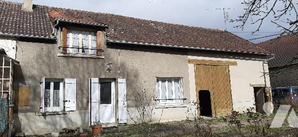 Maison de campagne avec jardin de trois chambres, cuisine, salle à manger, salle d'eau, grange,