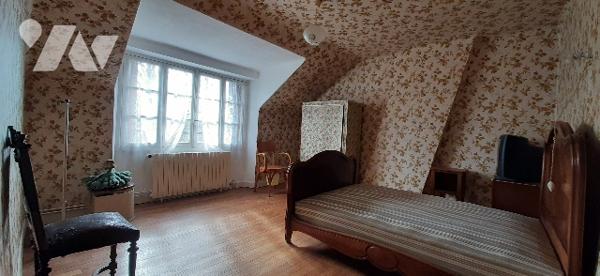 Maison de campagne avec jardin de trois chambres, cuisine, salle à manger, salle d'eau, grange,