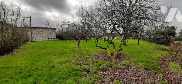 Maison de campagne avec jardin de trois chambres, cuisine, salle à manger, salle d'eau, grange,