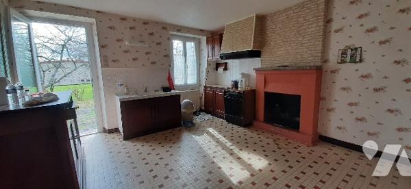 Maison de campagne avec jardin de trois chambres, cuisine, salle à manger, salle d'eau, grange,