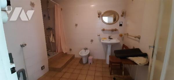 Maison de campagne avec jardin de trois chambres, cuisine, salle à manger, salle d'eau, grange,