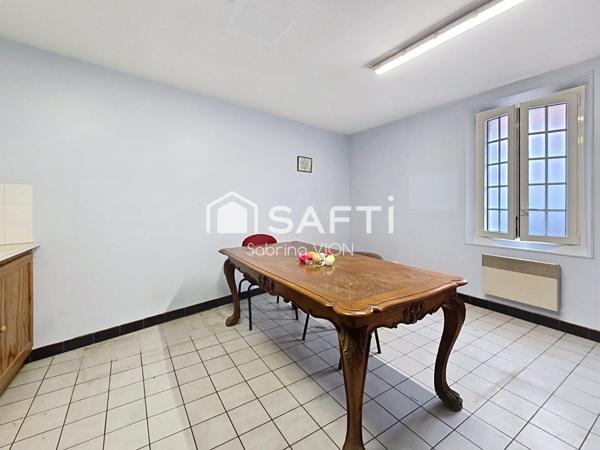 MAISON DE VILLE AVEC GRAND GARAGE ATTENANT ET JARDIN