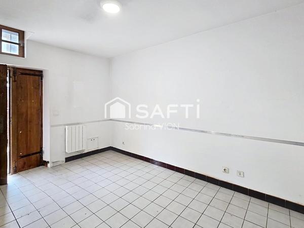 MAISON DE VILLE AVEC GRAND GARAGE ATTENANT ET JARDIN