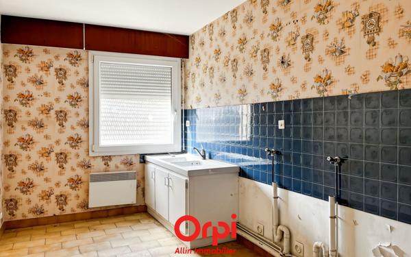 Immeuble à vendre    3 pièces •  Montmarault