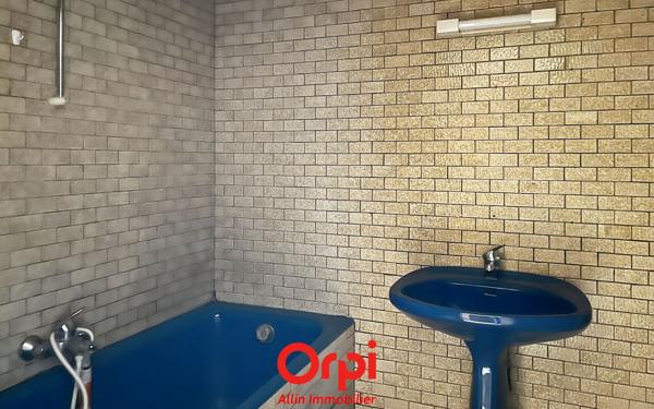 Immeuble à vendre    3 pièces •  Montmarault