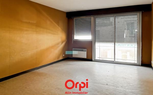 Immeuble à vendre    3 pièces •  Montmarault