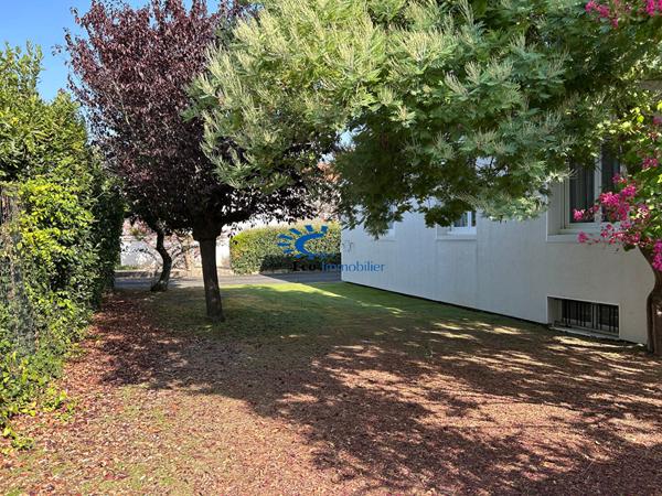 LA ROCHELLE LA GENETTE MAISON + GARAGES AVEC PARCELLE 908 M²  La rochelle