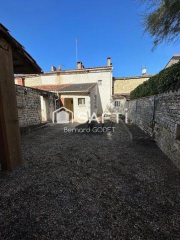 Maison de ville 5 pièces  117 M² sur un étage à rénover.