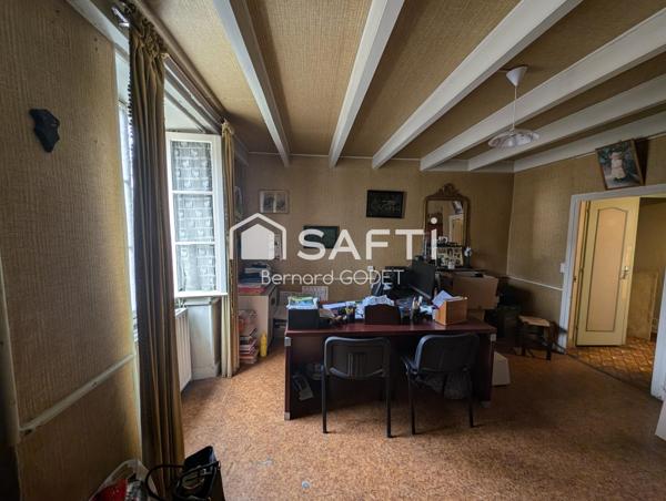 Maison de ville 5 pièces  117 M² sur un étage à rénover.