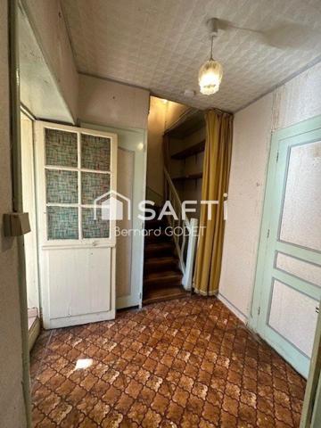 Maison de ville 5 pièces  117 M² sur un étage à rénover.