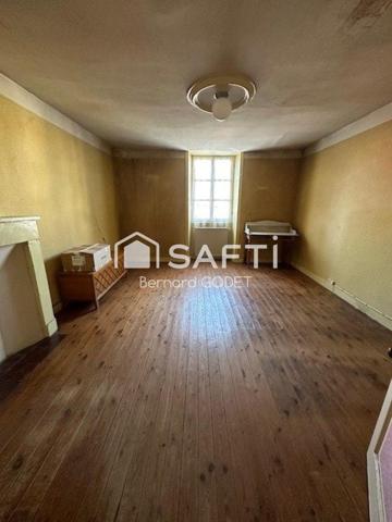 Maison de ville 5 pièces  117 M² sur un étage à rénover.