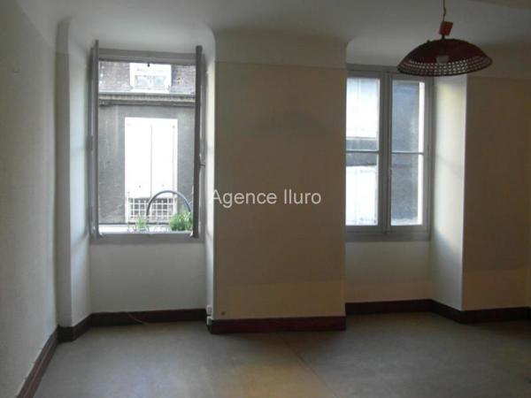 Immeuble locatif - Oloron-sainte-marie - Réf.:205344 OLORON CENTRE VILLE - Immeuble de 5 appartements et 1 local commercial à rénover