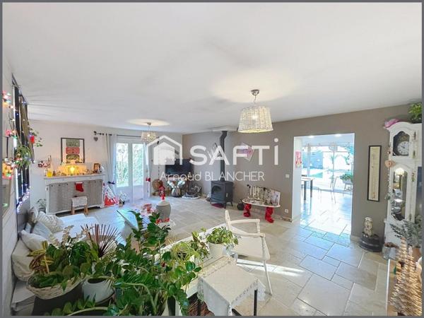 Pavillon plain-pied 5 chambres, 2 salles de bains, grande terrasse et piscine.