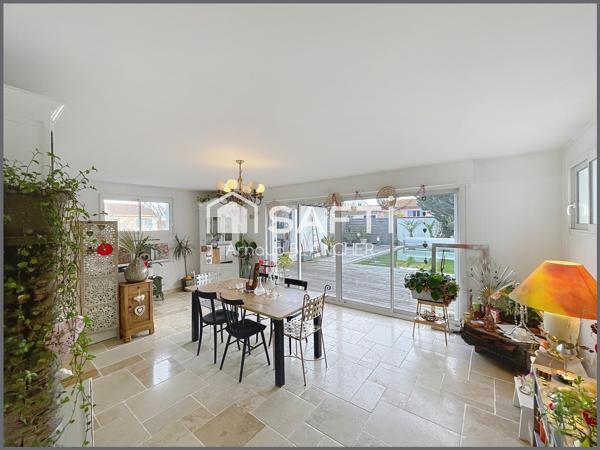 Pavillon plain-pied 5 chambres, 2 salles de bains, grande terrasse et piscine.