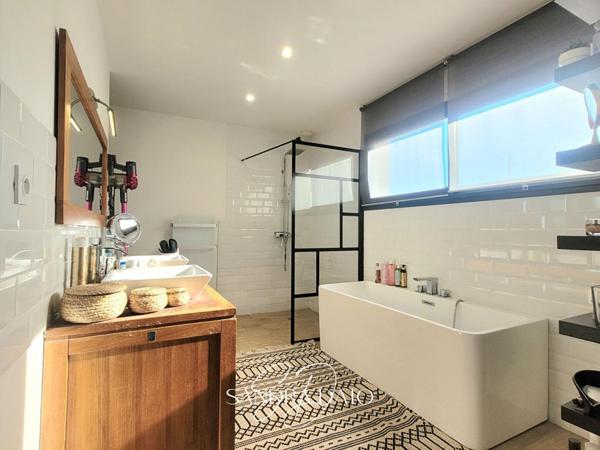 MAISON VILLEMOUSTAUSSOU - PLAIN PIED- 3 CHAMBRES - 1 STUDIO INDEPENDANT - CLIMATISATION - PISCINE - GARAGE