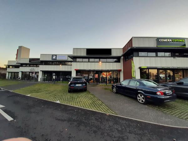 A LOUER : local d'activité - SHOWROOM 280 m² - Visibilité axe passant - NANTES EST
