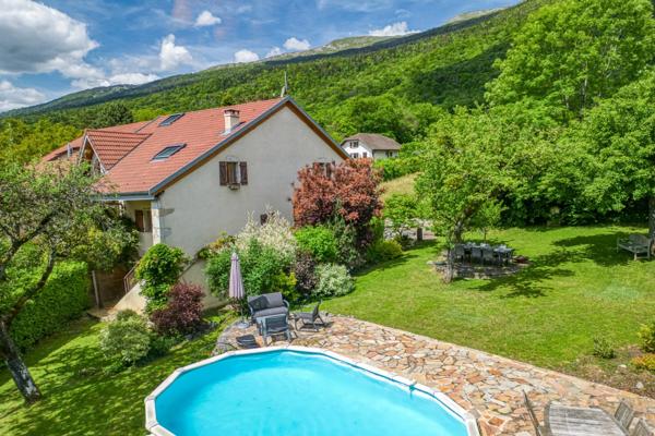Maison de caractère avec piscine et jardin arboré à vendre 5 pièces ECHENEVEX (01)