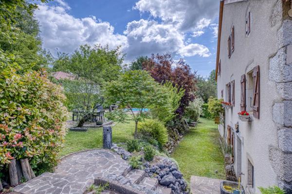Maison de caractère avec piscine et jardin arboré à vendre 5 pièces ECHENEVEX (01)